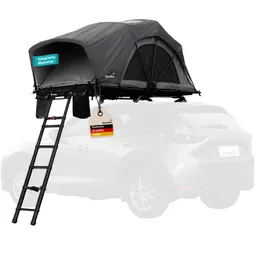 Dachzelt in Schwarz auf einem Fahrzeugdach mit Leiter und zwei Etiketten. Teil eines Autos im Hintergrund sichtbar.