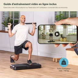 Eine Person führ eine Übung mit einem Fitnessgerät aus, während sie auf einem Handy ein Video zur Anleitung ansieht.