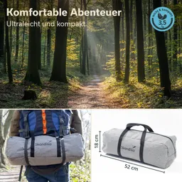 Ultraleichte, kompakte Tasche in grau mit zwei Griffen. Im Hintergrund ein Waldweg mit Sonnenstrahlen. Maße sichtbar.