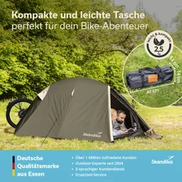 Zelt in Grün, auf einer Wiese, neben einem Fahrrad. Zwei Personen lesen im Zelt. Im Hintergrund Bäume. Tasche mit Maßen.