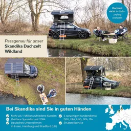 Schwarzes Auto mit einem Dachzelt und einer Leiter, umgeben von Bäumen und Wasser. Zwei Personen sitzen an einem Tisch am Ufer.