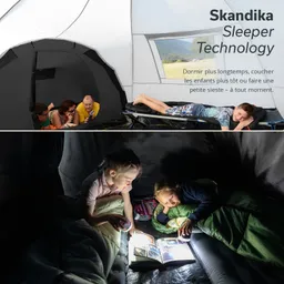 Zwei Bilder im Zelt: Oben sind Eltern mit Kindern, die zusammen Spaß haben. Unten liegen zwei Mädchen mit Taschenlampe und Buch.