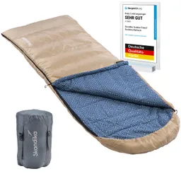 Ein Schlafsack in Beige mit einem blauen Innenfutter, gefaltet und zusammen mit einem grauen Packsack präsentiert. Im Hintergrund ein Zertifikat mit der Aufschrift "SEHR GUT".