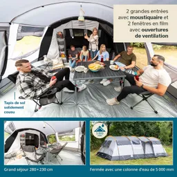 Zelt mit mehreren Personen, die um einen Tisch sitzen. Im Hintergrund sind Zelteingänge und Fenster sichtbar.