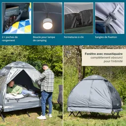 Zelt mit grauer Außenhaut in einer grünen Landschaft. Innere Details wie Taschen, Lampenhalterung und Fenster sind sichtbar. Eine Person steht vor dem Zelt, eine andere sitzt darin und liest.