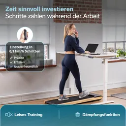 Eine Person steht an einem höhenverstellbaren Tisch und nutzt ein Laufband. Sie trägt Sportbekleidung und hält einen Laptop. Im Hintergrund sind ein Fenster und Pflanzen sichtbar.