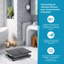 Vibrationsplatte in modernem Badezimmer mit fliesenbedecktem Boden, Handtüchern, Kerzen und einer Badewanne.