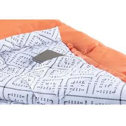 Ein Schlafsack mit orangefarbener Außenhülle und einem Innenfutter mit geometrischem Muster. Ein Smartphone liegt in einer Tasche des Innenfutters.