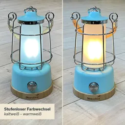 Eine lampe mit einem blauen Gehäuse, einem Metallgitter und einem Holzsockel. Sie strahlt in kaltem und warmem Licht.