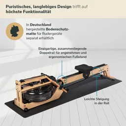 Rudergerät mit Holzrahmen, Wasserbehälter und ergonomischem Sitz auf einer Bodenschutzmatte, vor hellem Boden.