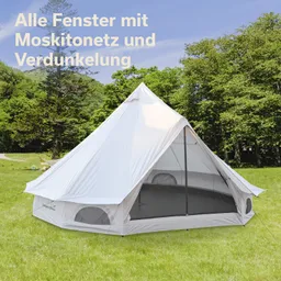Ein weißes Zelt mit Moskitonetzen und Verdunkelungselementen auf einer grünen Wiese, umgeben von Bäumen.