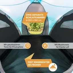 Innenansicht eines Zeltes mit zwei separaten Schlafkabinen und fest eingenähtem Zeltboden. Sichtbare Fenster und Moskitonetze.