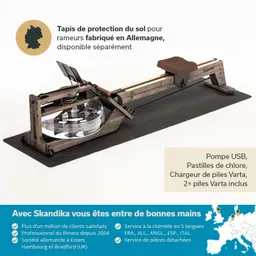Rollliege mit Holzrahmen, einem Wasserbehälter und polsterndem Sitz. Neuer Fußbodenbelag darunter. Zusatzinformationen im Hintergrund.