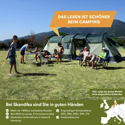 Zelt in einer Wiese mit mehreren Personen, die Tische und Stühle nutzen. Berge im Hintergrund. Sprechblase mit Text.