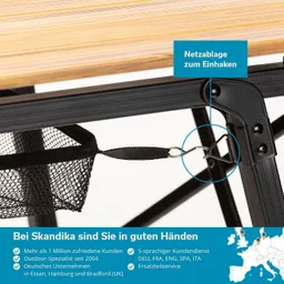 Detailansicht eines Tischgestells mit einer schwarzen Netztasche, die zur Sicherung an einer Halterung eingehakt ist.