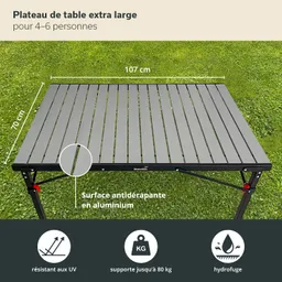 Großer Tisch aus grauem Aluminium, 107 cm lang und 70 cm breit, auf grünem Gras. Antirutsch-Oberfläche, stabil.