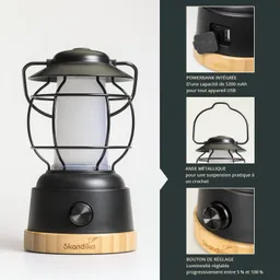 Laterne mit schwarzem Metallgitter, transparenter Glaskugel und einem Holzsockel. Enthält USB-Port und verstellbaren Helligkeitsknopf.