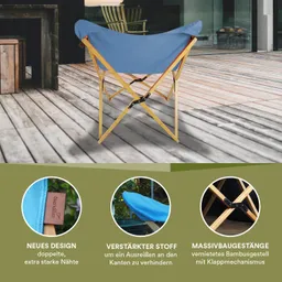 Blauer Klappstuhl mit Holzgestell auf einer Holzterrasse. Grafiken und Text erläutern besondere Merkmale des Stuhls.