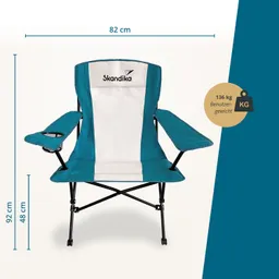 Klappstuhl in blau und weiß, mit Armlehnen. Maße: 82 cm Breite, 92 cm Höhe, 48 cm Sitzhöhe. Max. Benutzergewicht 136 kg.