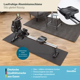 Rudergerät auf einer Bodenschutzmatte in einem Wohnraum, umgeben von Möbeln. Display und Sitz sind sichtbar.