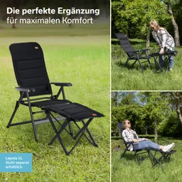 Schwarzer Klappsessel steht auf einer Wiese. Eine Person positioniert einen anderen Sessel daneben. In zwei weiteren Bildern sitzt eine Person entspannt im Sessel.