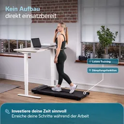 Ein Stehschreibtisch mit einem Laptop und einer Person in Sportkleidung, die Telefon spricht und auf einem Laufband steht. Im Hintergrund Fenster und Pflanzen.