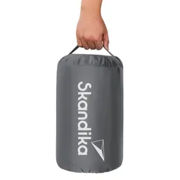 Graue Tragetasche mit dem Logo "Skandika", die von einer Hand gehalten wird.