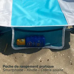 Tragetasche mit blauem, leichtem Stoff und einem Netzfach, in dem Sonnencreme und ein gelber Gegenstand liegen.