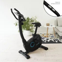 Fahrradtrainer in modernem Raum, daneben Pflanzen und Möbel. Übersichtliches Design mit Handpulssensoren.