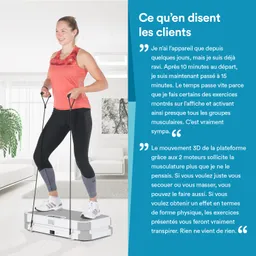 Eine Person steht auf einer Trainingsplattform und hält Widerstandsbänder in den Händen. Im Hintergrund ist eine helle, moderne Wohnung mit einem Pflanzelement zu sehen.
