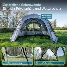 Zelt mit zusätzlichen Seitenwänden auf einer Wiese, belichtet von Sonnenlicht. Mückennetze in den Türen sichtbar.