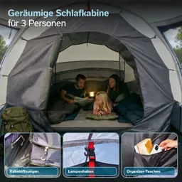 Geräumige Schlafkabine mit drei Personen im Inneren, ausgestattet mit Schlafsäcken und einer Lampe. Sichtbare Tasche und Haken.