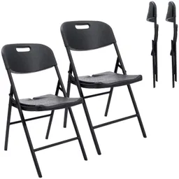 Zwei faltbare schwarze Stühle mit grauen Sitzflächen, neben zwei zusammengeklappten Stühlen dargestellt.