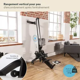 Fitnessgerät mit vertikalem Design zur platzsparenden Aufbewahrung. Neben Fenstern in einem hellen Raum.