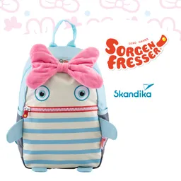 Rucksack in Form eines Tieres mit blauen Streifen, großen Augen und einer pinken Schleife. Markenlogo oben rechts.
