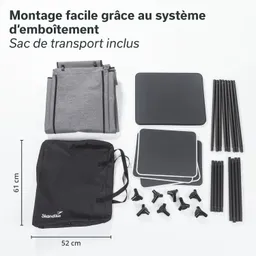 Zusammenstellung von Campingmöbeln: Zwei graue Taschen, zwei Tischplatten, mehrere schwarze Rohre und Montageelemente, inkl. Tragetasche.