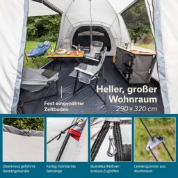 Zeltinnenraum mit zwei faltbaren Stühlen, Tisch, Snacks und Getränken. Zeltboden ist fest eingenäht.