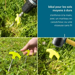 Gelber Erdschraubenzubehör wird im Gras dargestellt. Eine Hand hält eine weitere Schraube, während ein Schlagwerkzeug daneben liegt.
