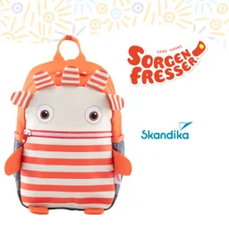 Ein orangefarbener Rucksack mit gestreiftem Design, großen Augen und kleinen Füßen, versehen mit einem Reißverschluss.