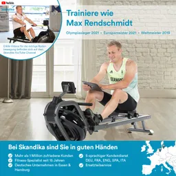 Ein Mann sitzt auf einem Rudergerät und hält ein Tablet in der Hand. Er trägt Sportkleidung mit der Aufschrift "Germany". Im Hintergrund ist ein großer Fensterbereich sichtbar, und die Umgebung ist hell und freundlich.