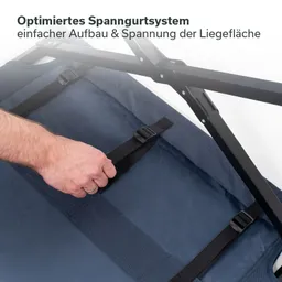 Optimiertes Spannurtssystem mit Hand, die einen Gurt aufnimmt blauer Stoff, Gestell im Hintergrund.