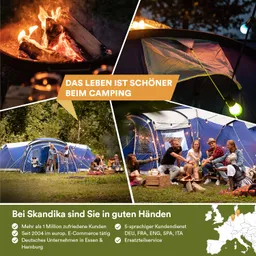 Lagerfeuer in einer Feuerstelle, Zelt im Hintergrund, Gruppe von Personen sitzt am Boden und unterhält sich. Grüne Umgebung.