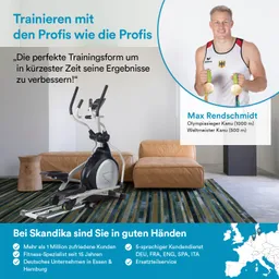 Ein Crosstrainer steht in einem modernen Raum mit einem Teppich in horizontalen Streifen. Ein Mann mit Medaillen hält diese in der Hand, trägt ein ärmelloses Sportoberteil und lächelt.