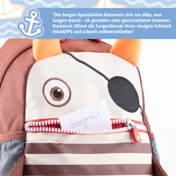 Kinderrucksack mit Tiermotiv, darunter ein Zettel mit der Aufschrift „Sorgen:“ in der offenen Tasche.