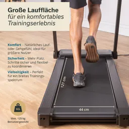 Laufband mit großer Lauffläche, Maße: 121 cm x 44 cm Fuß eines Nutzers in Sportschuhen auf der Lauffläche.