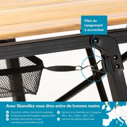 Ein Tisch mit Holzoberfläche und schwarzem Metallrahmen. Ein Netz für die Aufbewahrung hängt an einer Halterung am Tisch.
