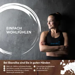 Person in sportlicher Kleidung mit verschränkten Armen vor einer grauen Wand. Text in der oberen Bildhälfte: „EINFACH WOHLFÜHLEN“.