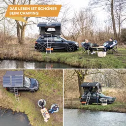 Ein schwarzes Auto mit Dachzelt steht am Ufer eines Gewässers. Zwei Personen sitzen in Faltstühlen und genießen die Zeit.