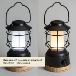 Schwarze Laterne mit einem Gitter, die auf einem Holzsockel steht. Links leuchtet sie kaltweiß, rechts warmweiß.