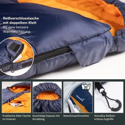 Schlafsack in Blau mit orangefarbener Innenseite. Details: Klettverschluss, Kapuze, Innentasche, maschinenwaschbar.